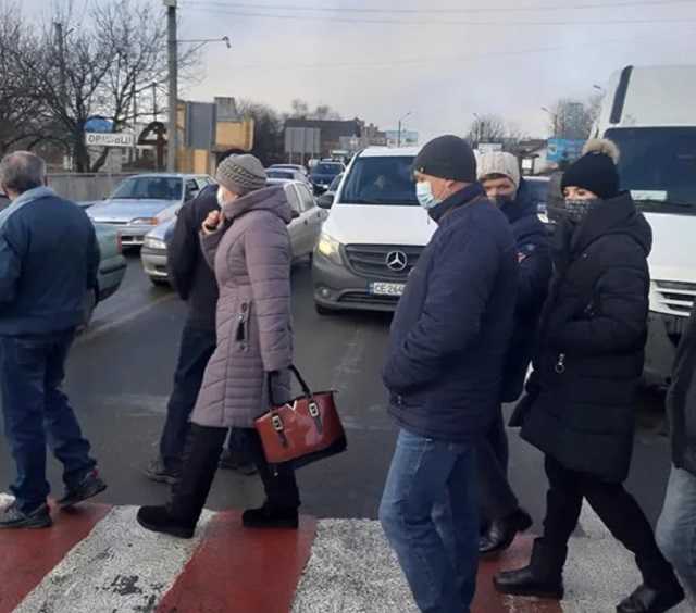 На Прикарпатье протестующие перекрыли трассу