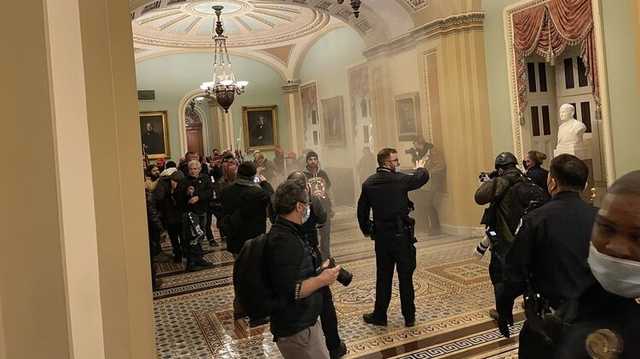 В США протестующие дерутся с полицией в здании Капитолия