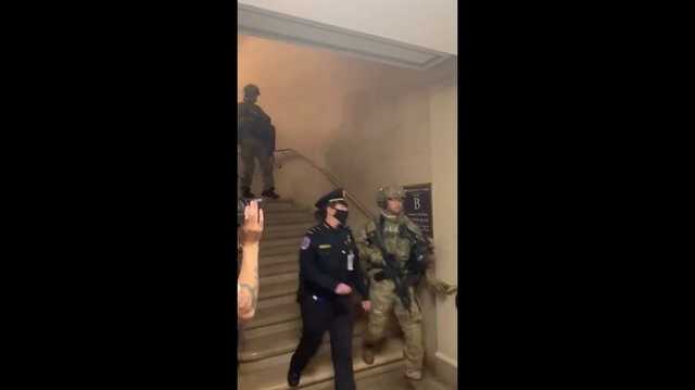 Американский спецназ вошел в захваченное протестующими здание Капитолия