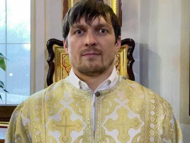 Усик в обличье священника поздравил болельщиков с Рождеством Христовым