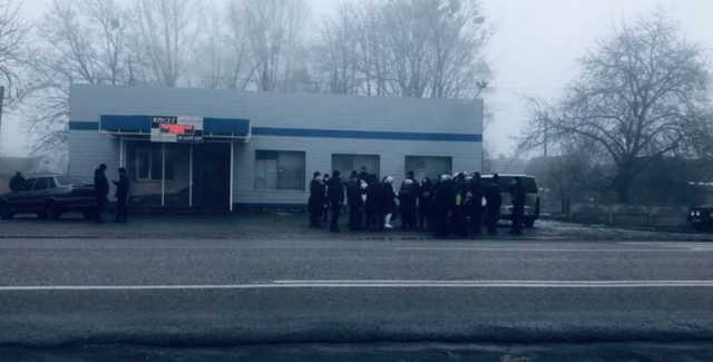 Дорогой газ: десятки человек вышли на акцию протеста и перекрыли трассу Киев-Харьков