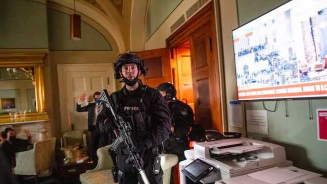 В США арестовали почти 70 участников штурма Капитолия. Восемь из них - женщины