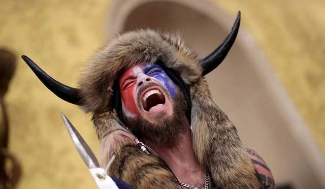 Лицом штурма Капитолия стал сторонник теорий заговоров, верящий в "демократов-сатанистов"