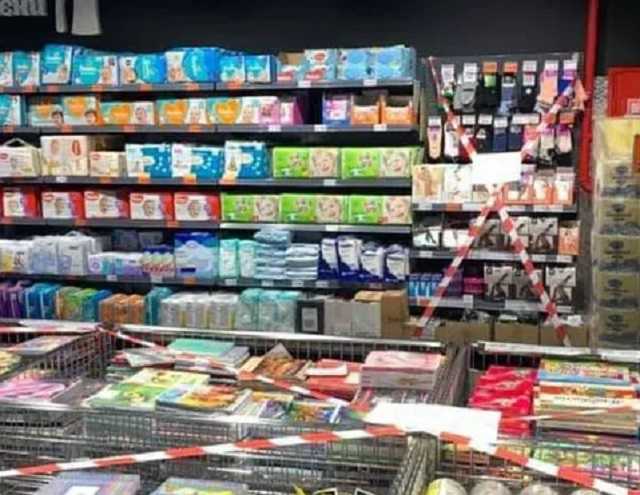 Украинские супермаркеты заклеили лентами "запрещенку" на период локдауна