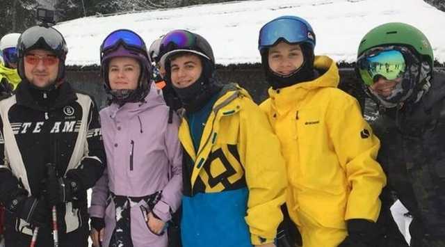 Украинцы в Буковеле публикуют селфи с Зеленским на лыжах