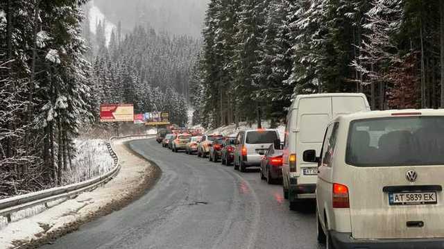 В первый день локдауна – километровые очереди из машин на Буковель