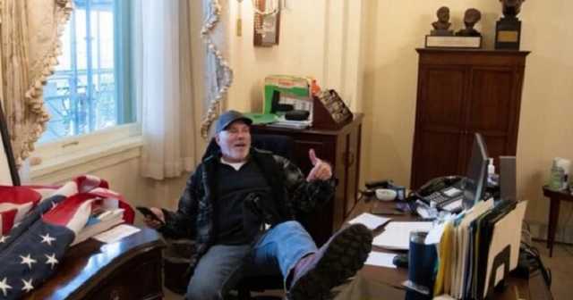 В США арестовали мужчину, сидевшего в кабинете Пелоси с закинутыми на стол ногами