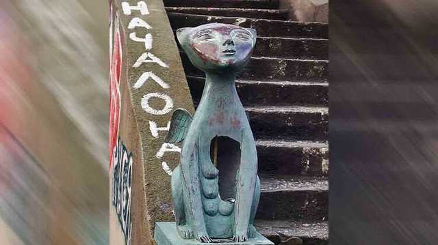 В Одессе скульптуры кота и девушки с телефоном пострадали от рук вандалов