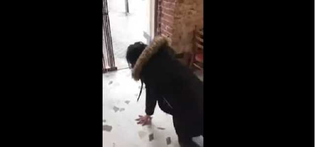 Облили обличчя зеленкою та змусили повзати: у центрі Львова влаштували самосуд