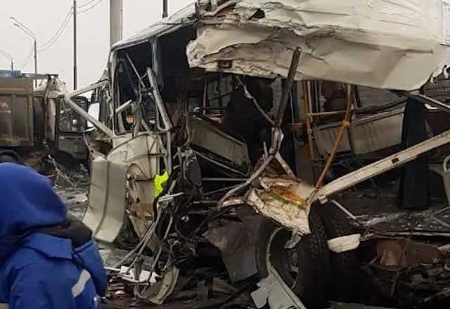 В России самосвал врезался в автобусы с военными, есть погибшие