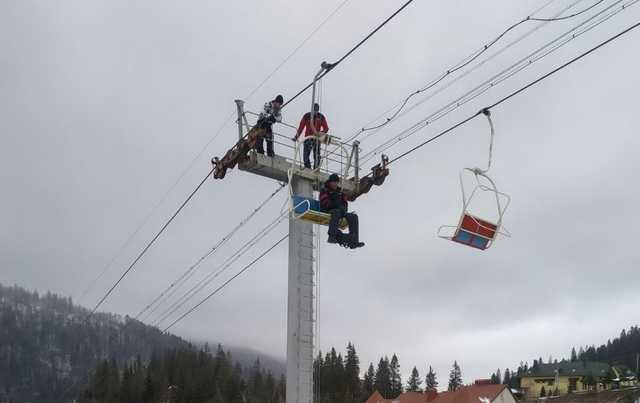 У Карпатах чергова аварія на підйомнику: евакуювали 14 осіб