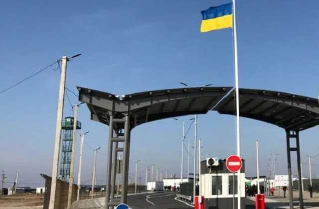 Украинец на внедорожнике дважды протаранил КПВВ, чтобы прорваться в Крым