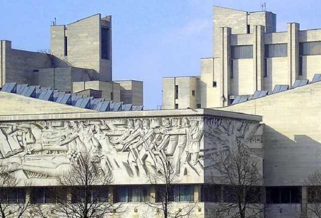 Киевлян возмутил "черный гроб", загородивший корпусы Университета Шевченко