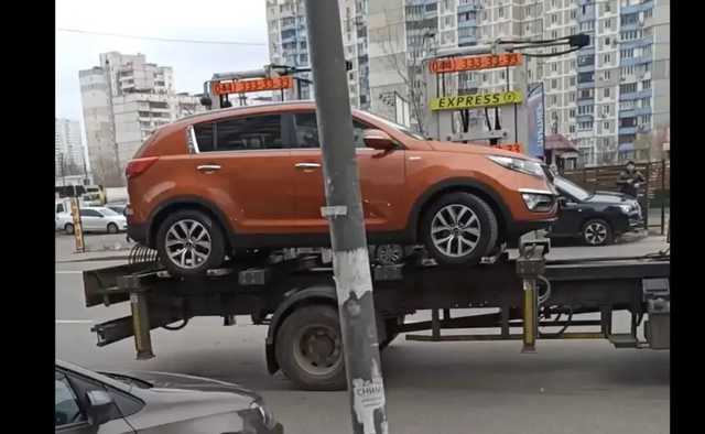 В Киеве эвакуатор погрузил автомобиль с ребенком внутри
