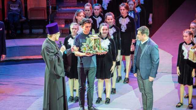 РПЦ благословила: в России животных переодели в нацистов и показывали детям