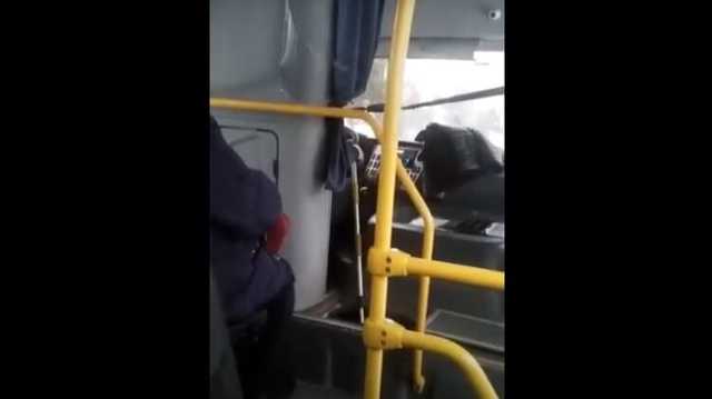 Пассажиры молились, чтоб доехать: водитель автобуса переключал передачи шваброй