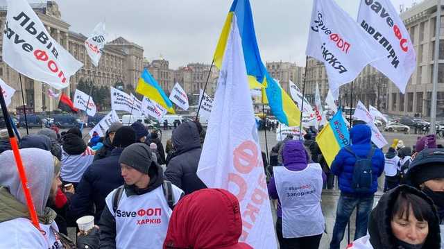 На Майдане между ФОПами и людьми в черном произошла драка за печенье