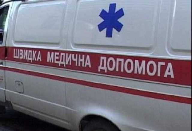 У Львові чоловік впав з третього поверху і проломив дах магазину