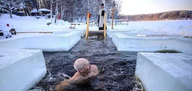 В ПЦУ развенчали мифы о ныряниях в прорубь на Крещение