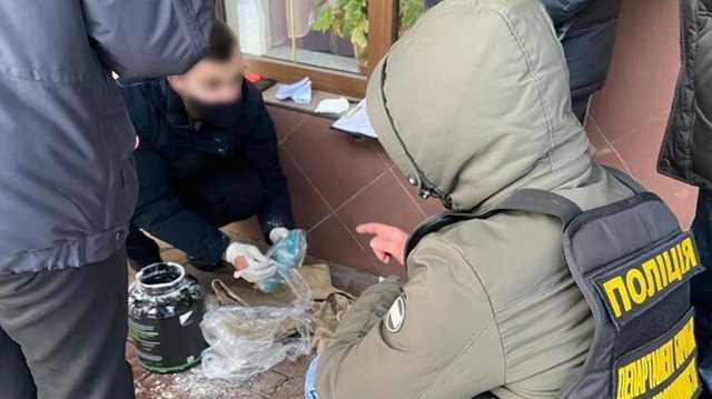 В Хмельницкой области поймали дилера с посылкой психотропов на полмиллиона гривен