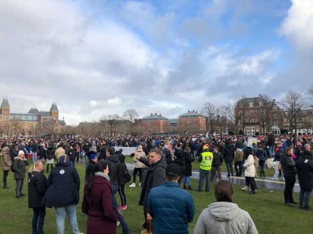 Водометы и конная полиция: в Амстердаме разогнали акцию протеста