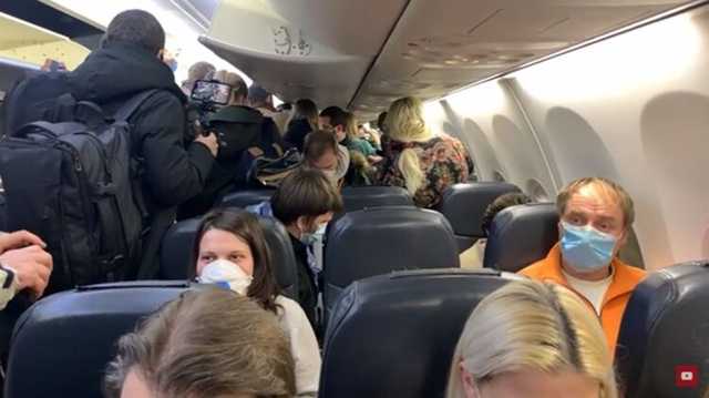 Появилось видео с борта самолета, на котором Навальный вернулся в Москву