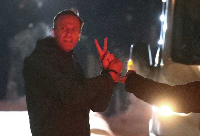 Навального в наручниках отправили в СИЗО