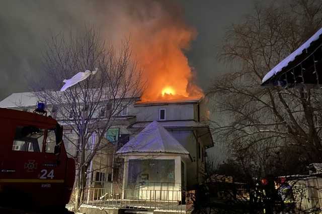 В Киеве масштабный пожар на Осокорках: горят Алексеевские бани, возможен поджог