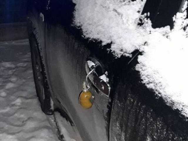 В Ровно неизвестные привязали гранату к двери автомобиля полицейского