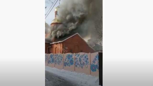 Под Днепром загорелась церковь: купола рухнули, люди выносили иконы