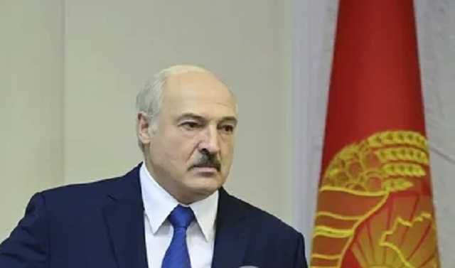 Лукашенко в одной сорочке окунулся в прорубь и напугал собачку