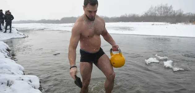 Украинцы установили рекорд, поднимая гирю в проруби