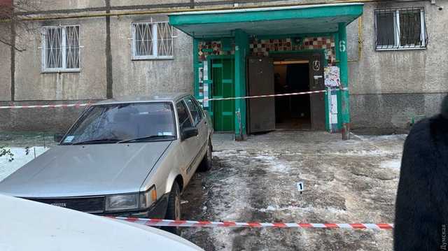 В Одессе мужчина отрезал голову двум людям, а третьему вспорол живот