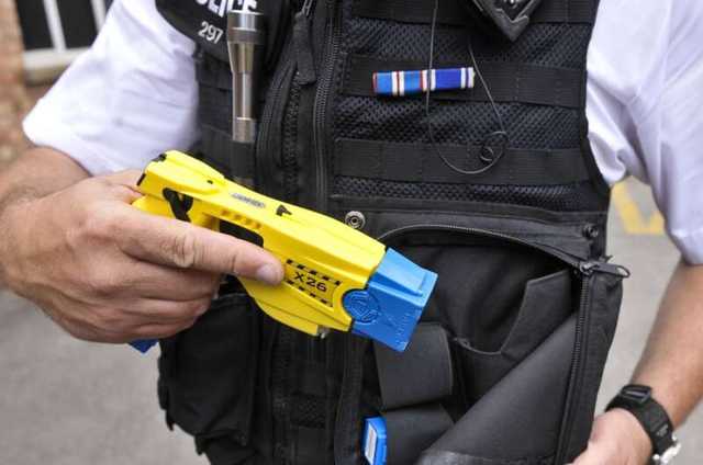 Украинцев будут бить током: Нацполиция закупит запрещенные электрошокеры