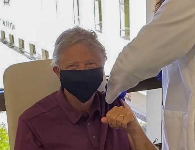 Билл Гейтс сделал прививку от COVID-19 и рассказал о своем преимуществе перед другими