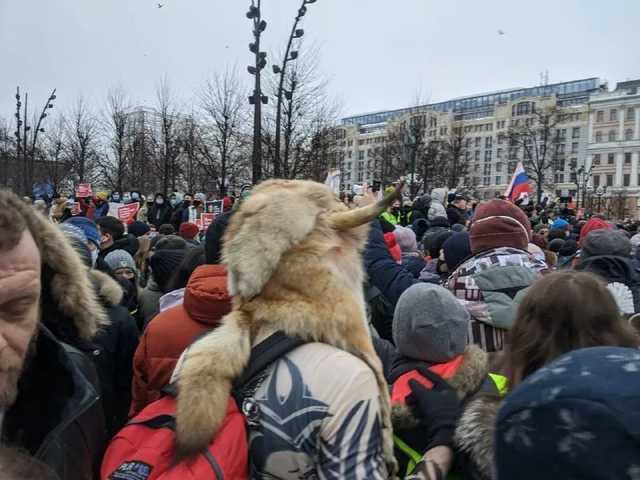В Москву стянули бронетехнику: силовиков забросали бутылками