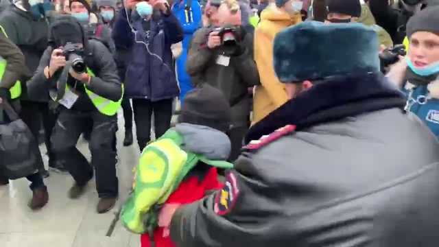 В Москве на митинге задержали ребенка и кинули в автозак