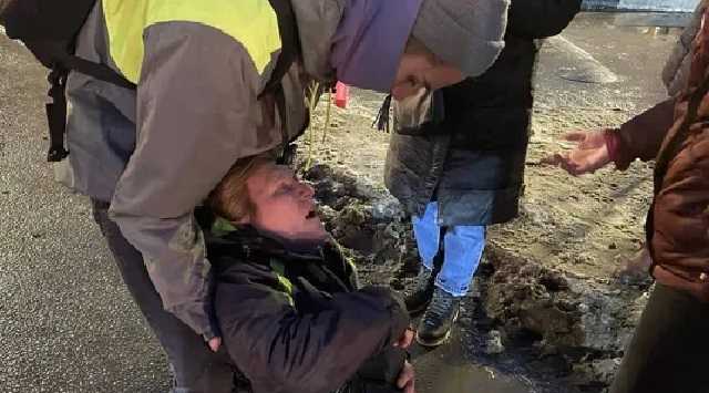 В Санкт-Петербурге ОМОНовец одним ударом повалил сторонницу Навального