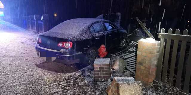 У Польщі п’яний українець на авто влетів у кладовище та зніс могили