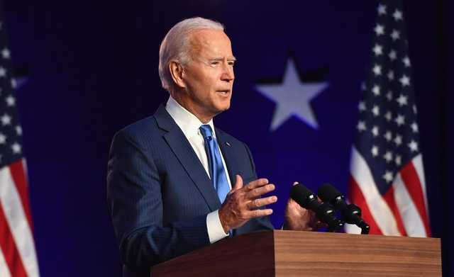 Байден принес в президентский кабинет камень с Луны