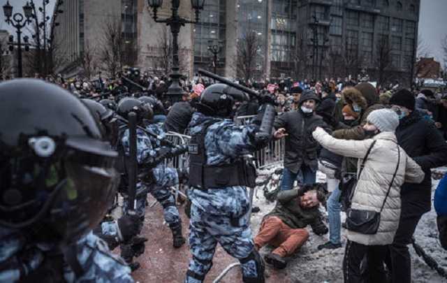 Кремль искренне недоумевает, почему попытки реанимировать имперский труп не приводят в экстаз молодежь