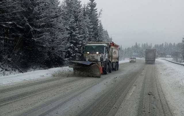Львівську область засипає снігом. Одну з трас закрили для вантажівок
