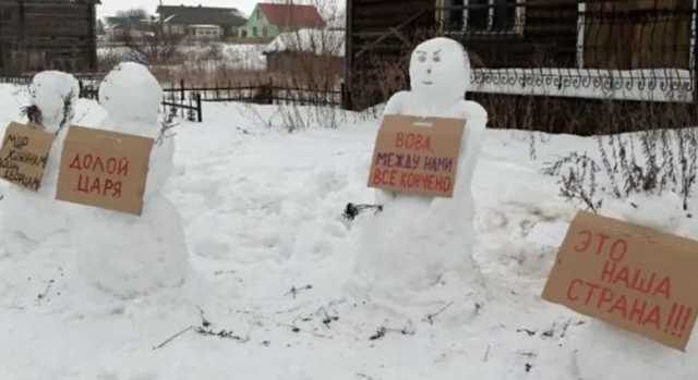 Это не шутка: в России полиция "подавила" пикет снеговиков