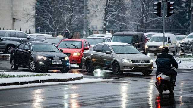 Утром в четверг Киев замер в пробках из-за снега