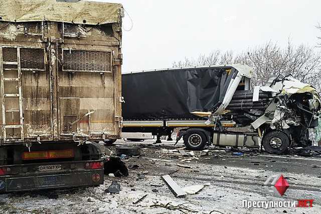 На Николаевщине на одесской трассе столкнулись две фуры
