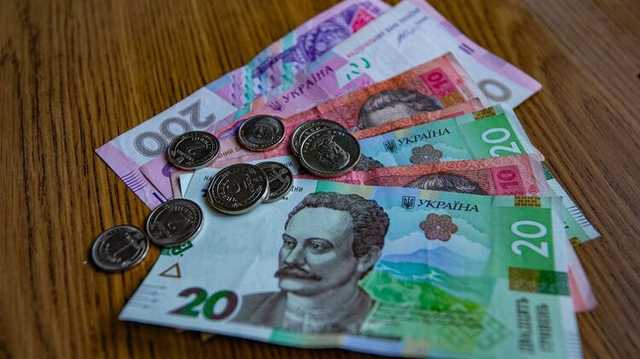 В четверг на межбанке Украины гривня укрепилась к доллару на 4 копейки