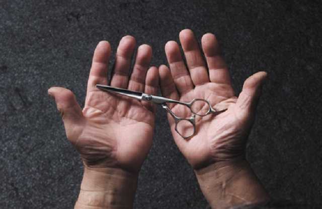 Любовь прошла: украинец искромсал ножницами бывшую жену