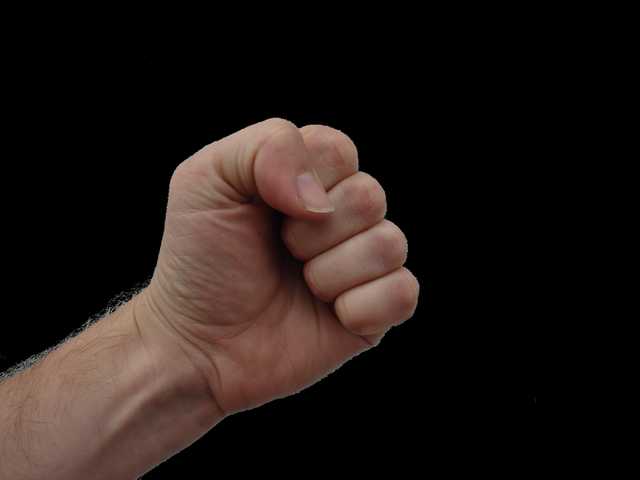 В Николаеве неизвестный ударил и ограбил девушку