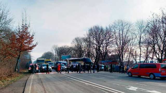 В Черновицкой области участники тарифных протестов перекрыли дорогу автомобилям
