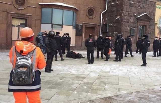 Во время протестов в Москве мужчина совершил акт самосожжения